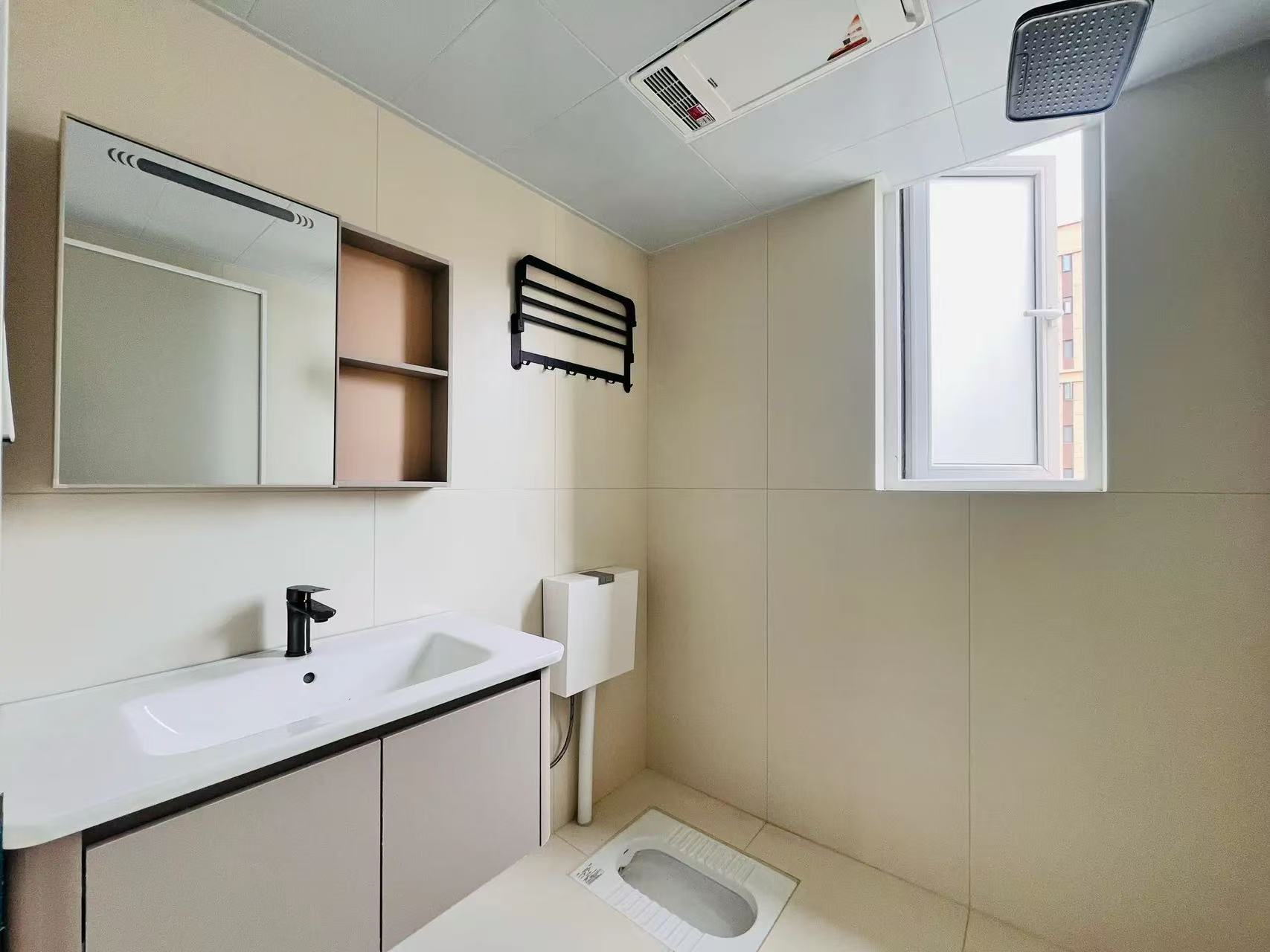 城南，全新装修，精装四房两卫，电梯11楼，南北双阳台，视野好