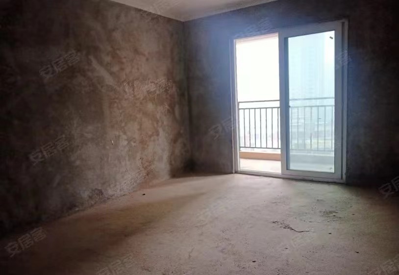 60，亏本急售，刚需小三房，中间楼层，业主诚心出售，证满二