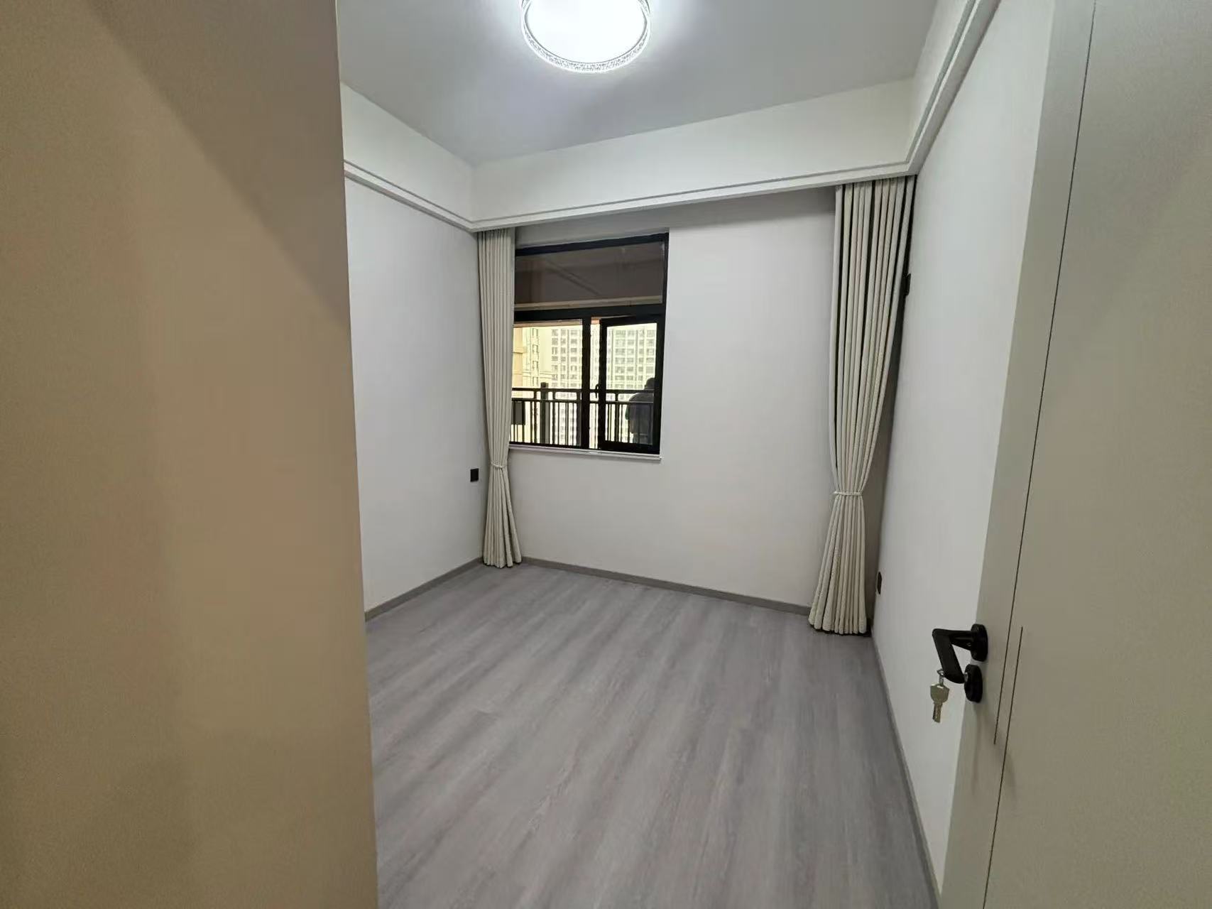 降价了，城南，御湖世家，电梯好楼层，全新精装三房，单价5500，证满二，全屋中央空调，新三中