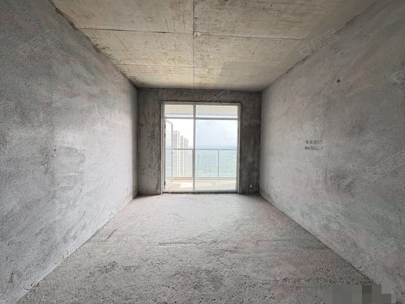 城南，蓝天白云，好楼层，毛坯三房两卫，证满二，业主急售！