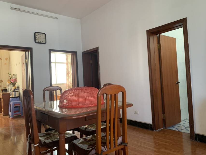 客运站对面,国有土地证，三证齐全五层半门面房出,