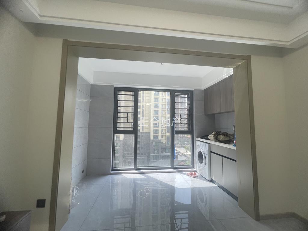 吾悦旁，蓝天新城。人车分流小区，精装三房，9.9成新，基本未住电梯好楼层证满二