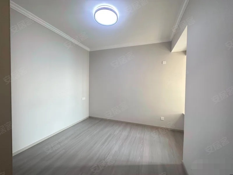 急售，亏本出，南国明珠，全新精装三房一卫，电梯19楼，视野采光好，