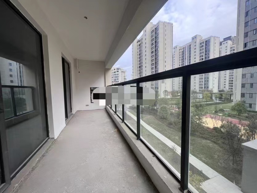 225，降价了，捡漏 ，蓝天花园，业主急卖！ 现房！ 小高层一梯一户 南北双阳台 ，3开间朝南 ，