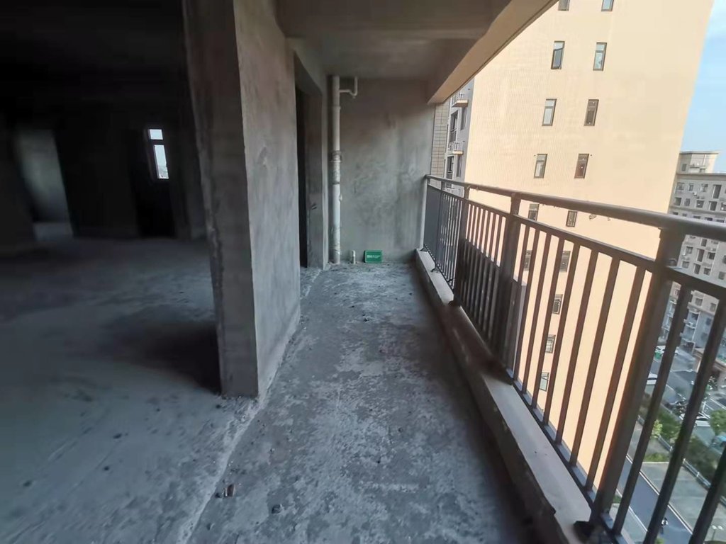 八中旁 沔阳学府园 毛坯大三房 户型方正 诚意出售！