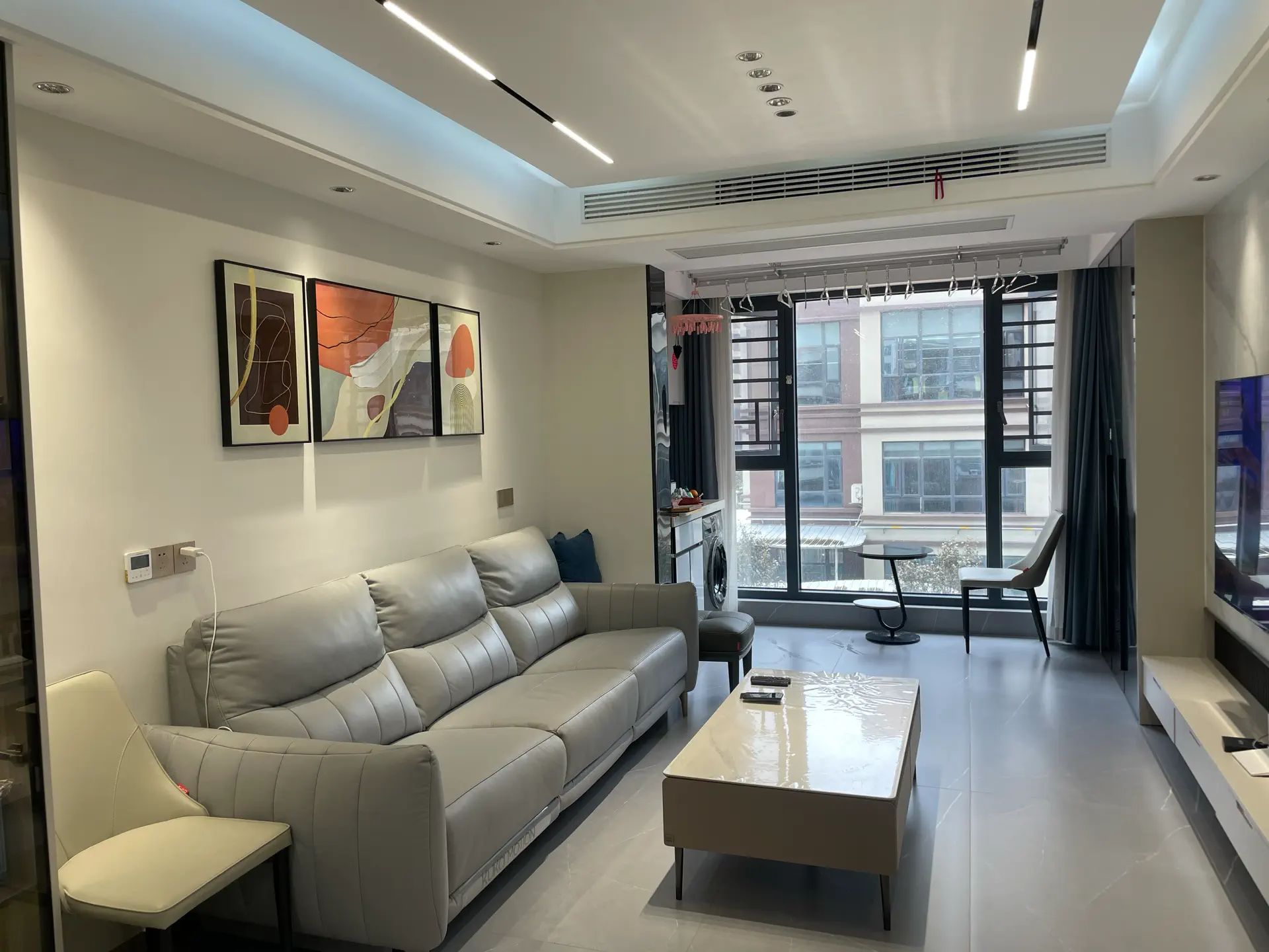 急售，城南，蓝天白云，全新精装三房两卫，证满二，