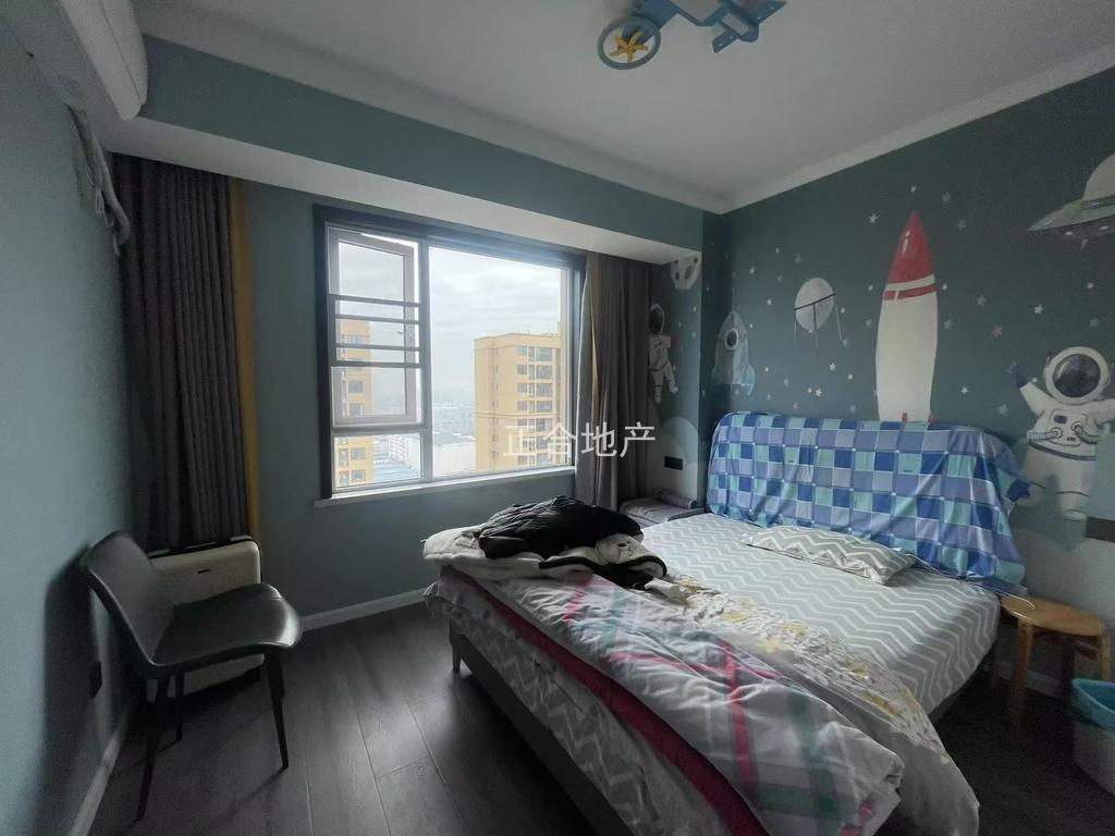 满庭春五期，精装4室2卫+活动室，单价5000，东边户，9成新。拎包入住