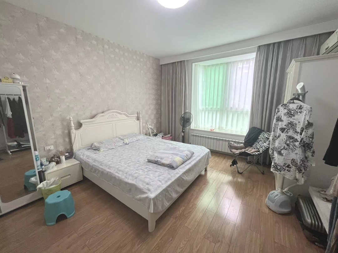 仙桃一中旁，大边户，全屋暖气片，品牌家具家电，带一个车库，好停车，