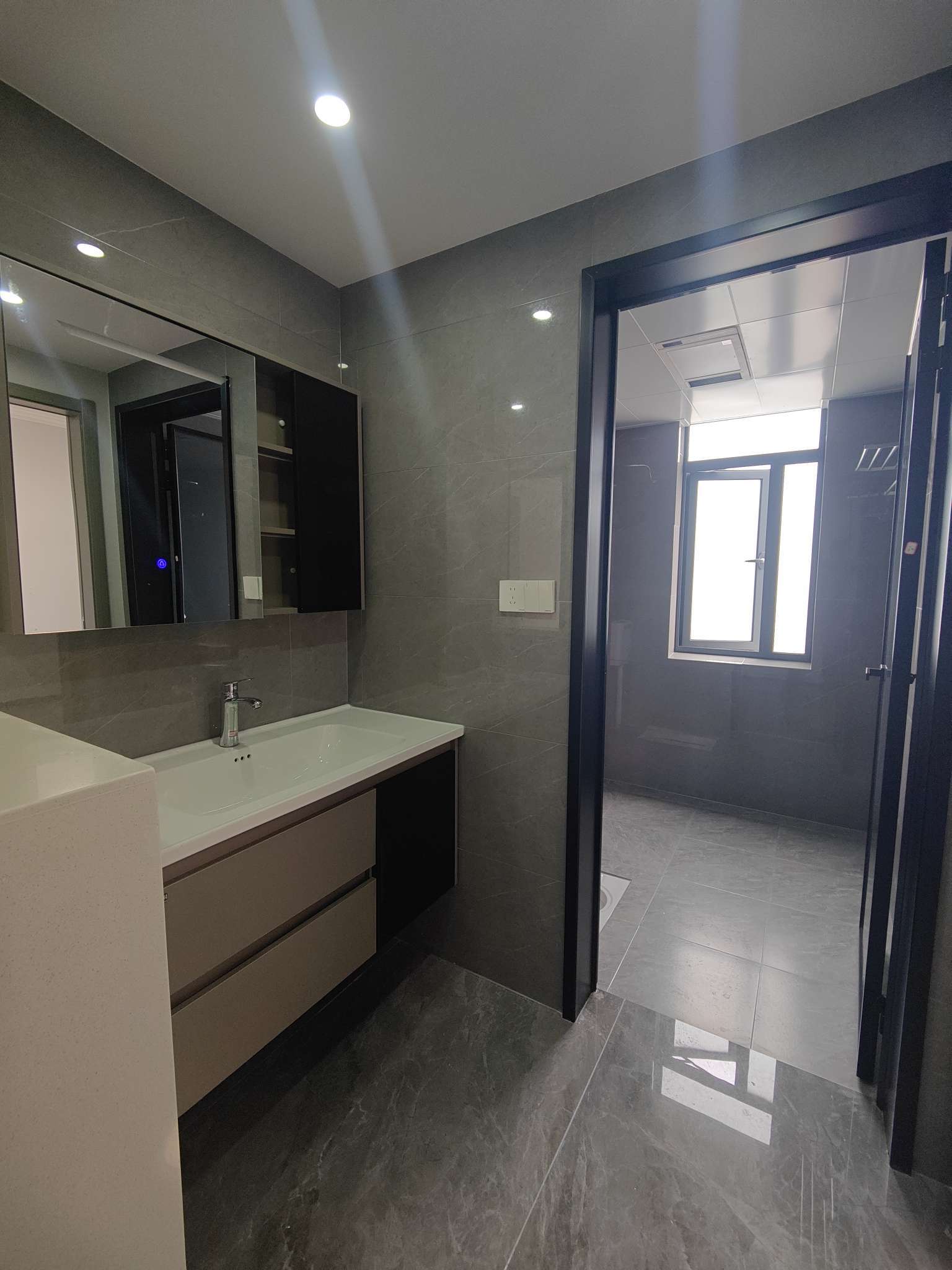 田园国际全新精装修电梯房没有住过现在买现在就可以住！