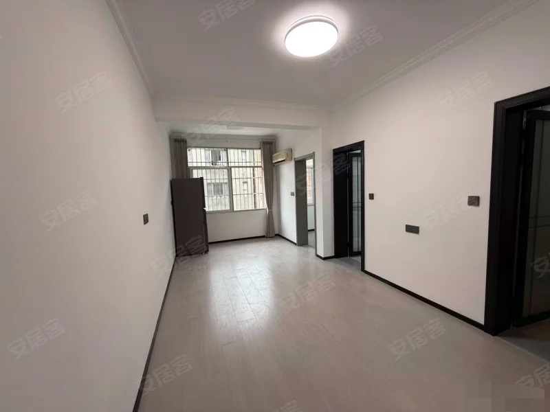 城南，精装两房，步梯三楼，一梯一户，有证