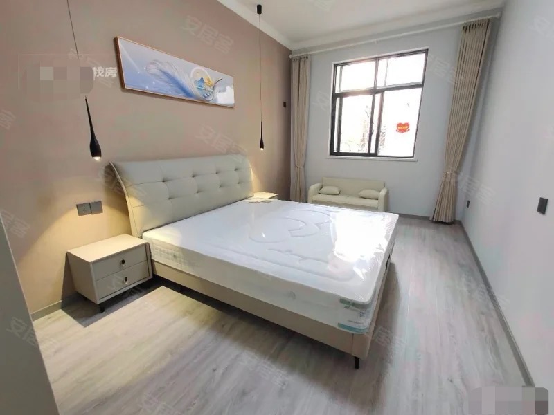 降价了，武商旁边，精装三房两卫，步梯2楼，二中+四中+龙华山晓学，证满二，南北通透，有院子停车