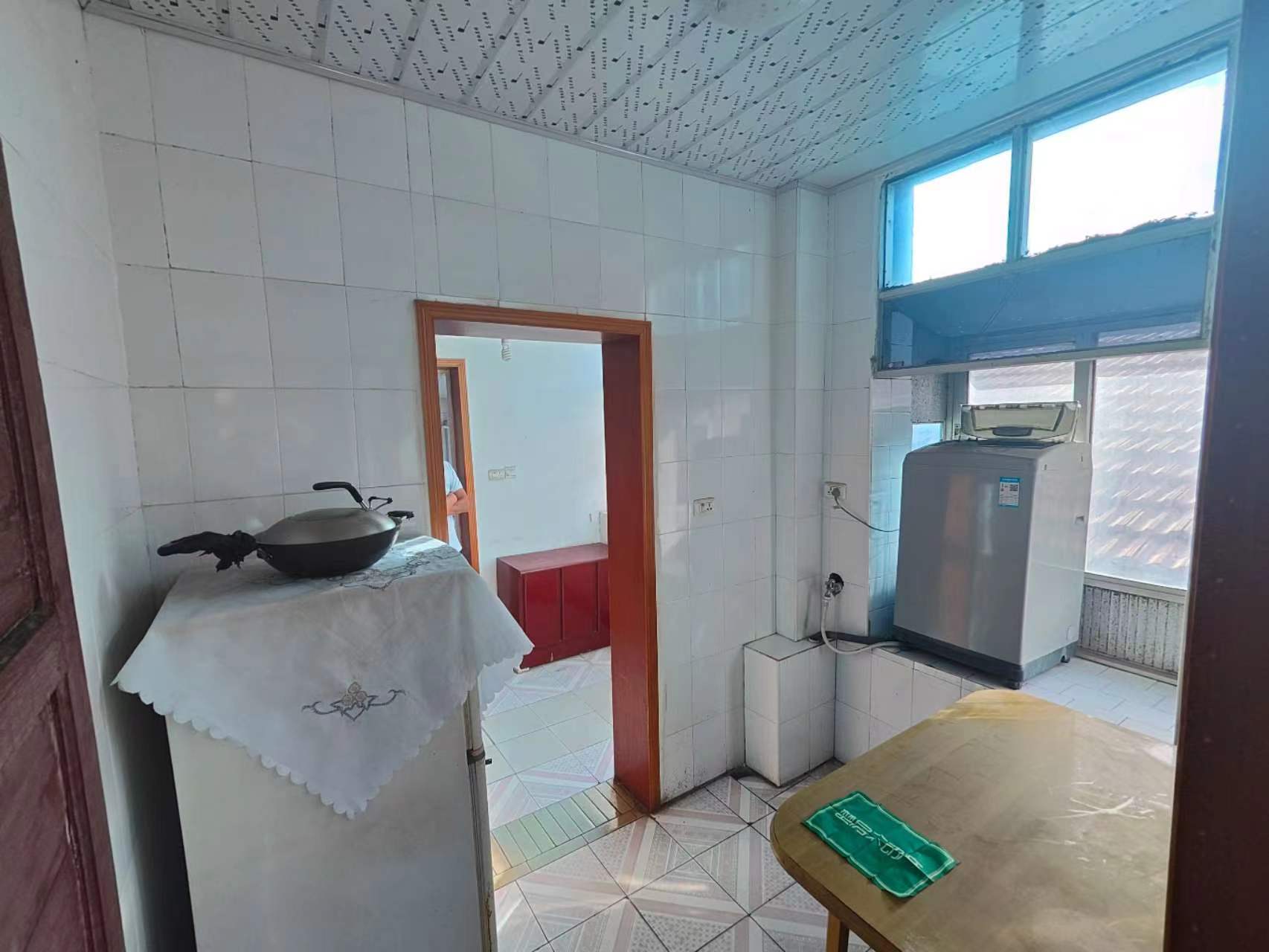 商城后面红旗电影院附近，步梯好楼层三个房间，便宜的吓人