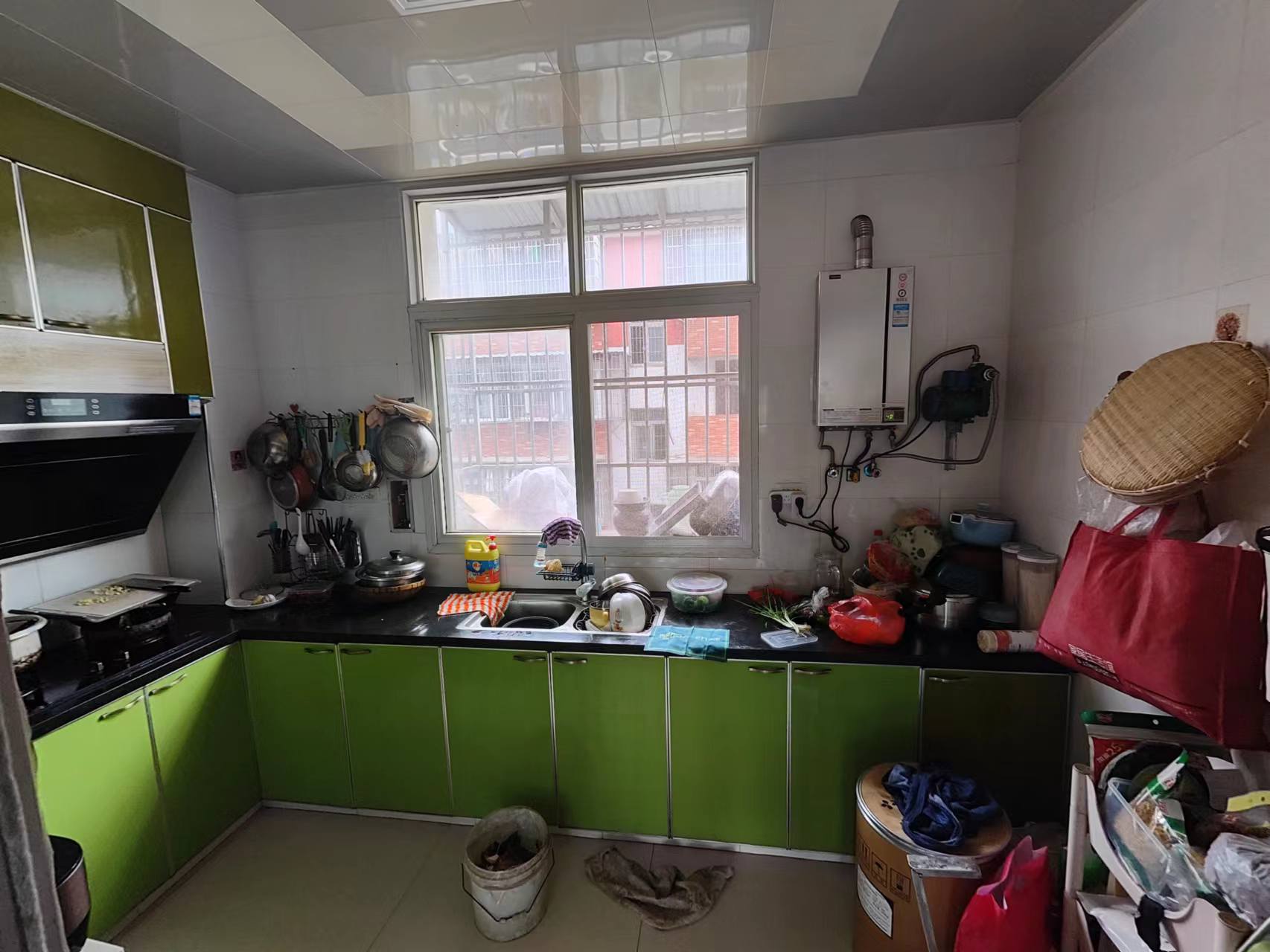 宏大小区大三房业主诚意出售，好停车，超短房龄，有证满二可按揭贷款