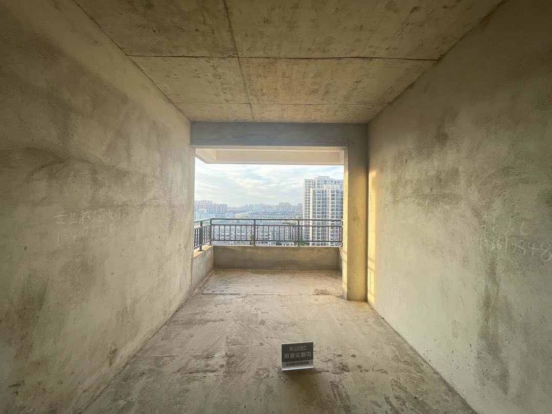 亏本出售，颐和公馆，单价3680，中间楼层，东边边户。性价比高，证满二