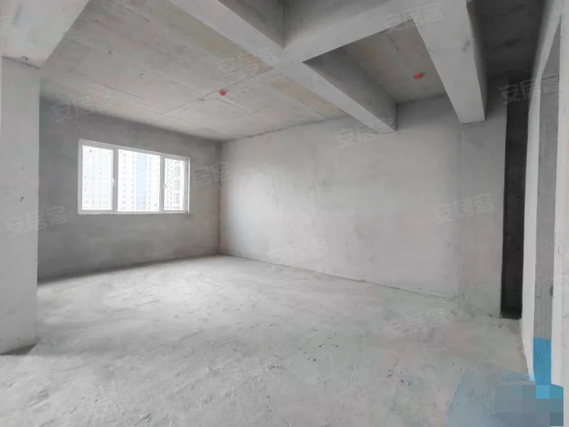 急售，蓝天白云，大平层​，单价6100+,，东边户，超大横厅，景观阳台，好楼层