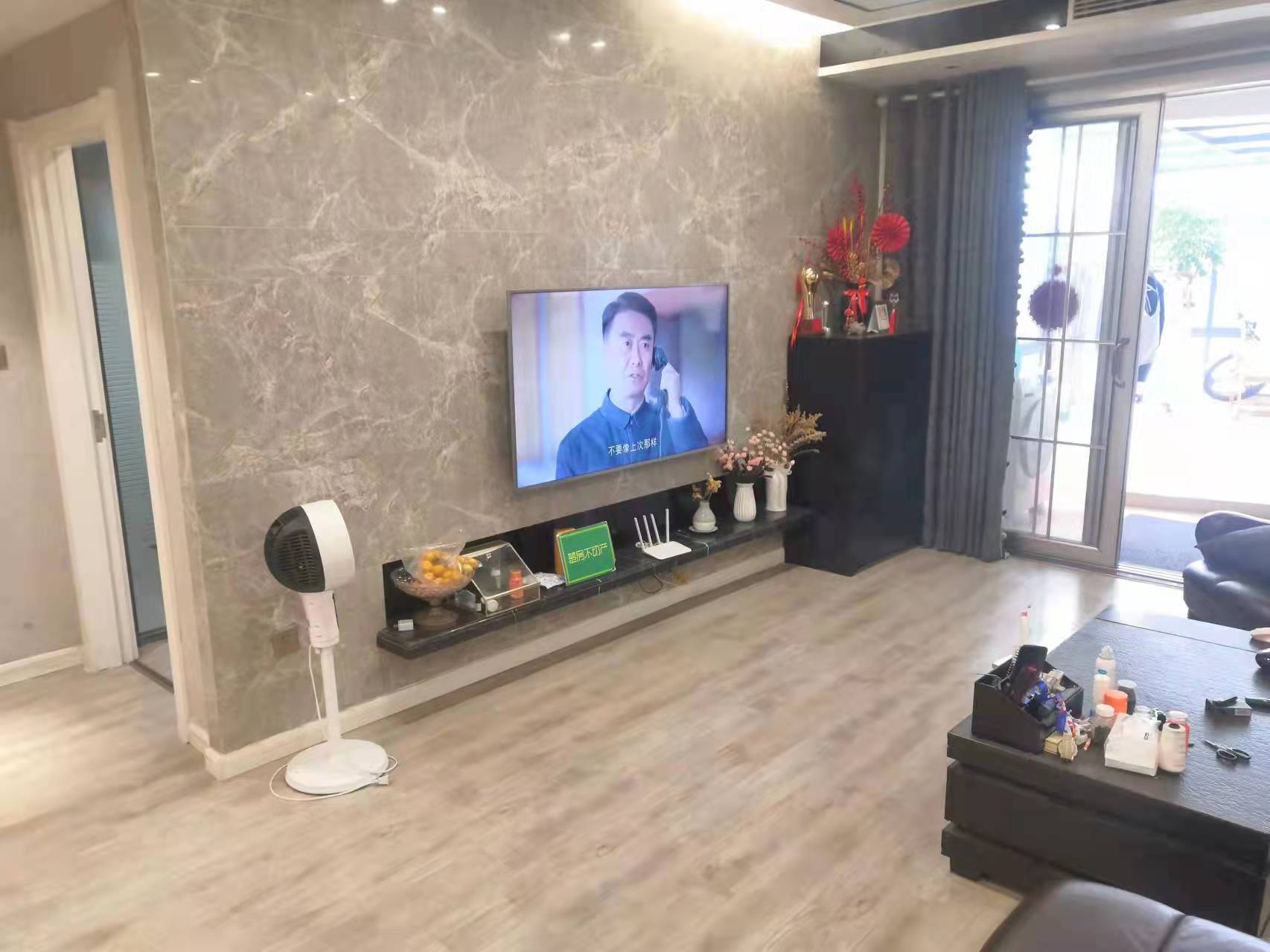 御台公馆送150平米大露台精装四房九成新价格可谈对面可以上学