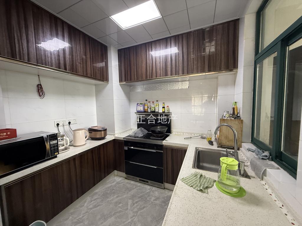 城南，新‮壹城‬号‬五期，​电‮小梯‬高层，精装​3房2厅2卫，中间好楼层，家电全送，证满二