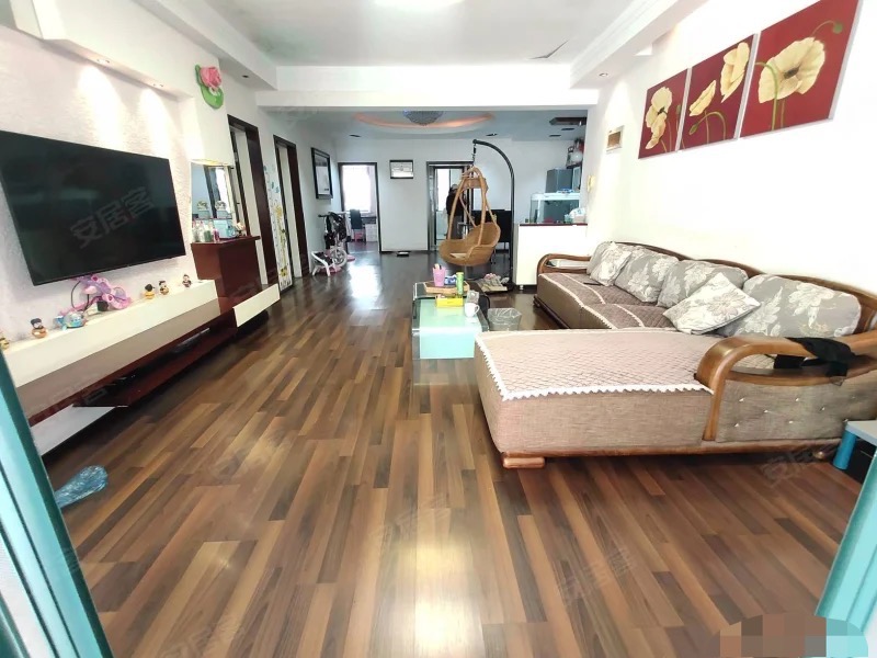 武商附近，步梯3楼，龄新，精装3房2卫，单价3000，成色新，南北通透