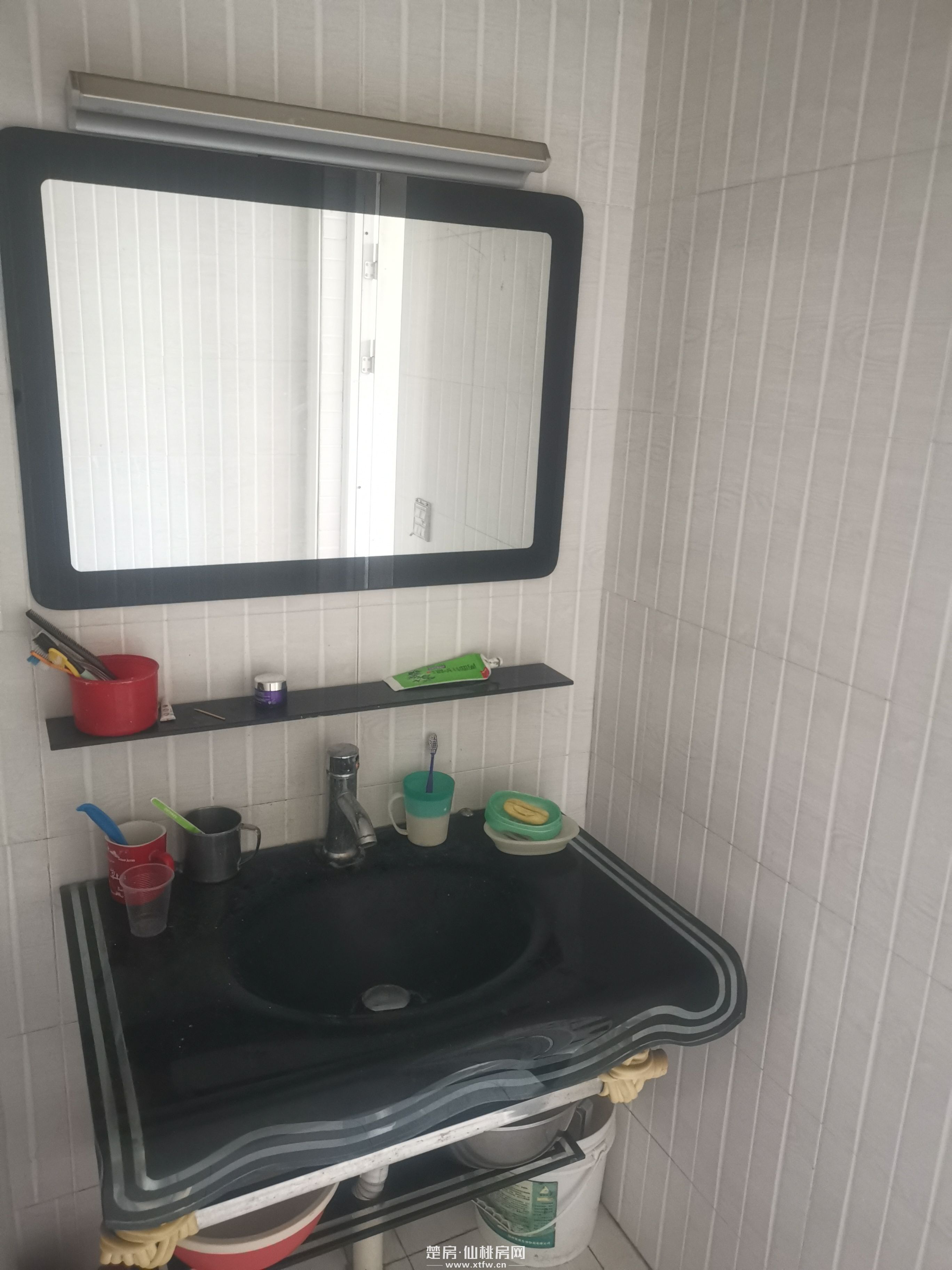 新一中附近精装修大三房家具家电全拎包入住楼层好证满两年个人诚心出售