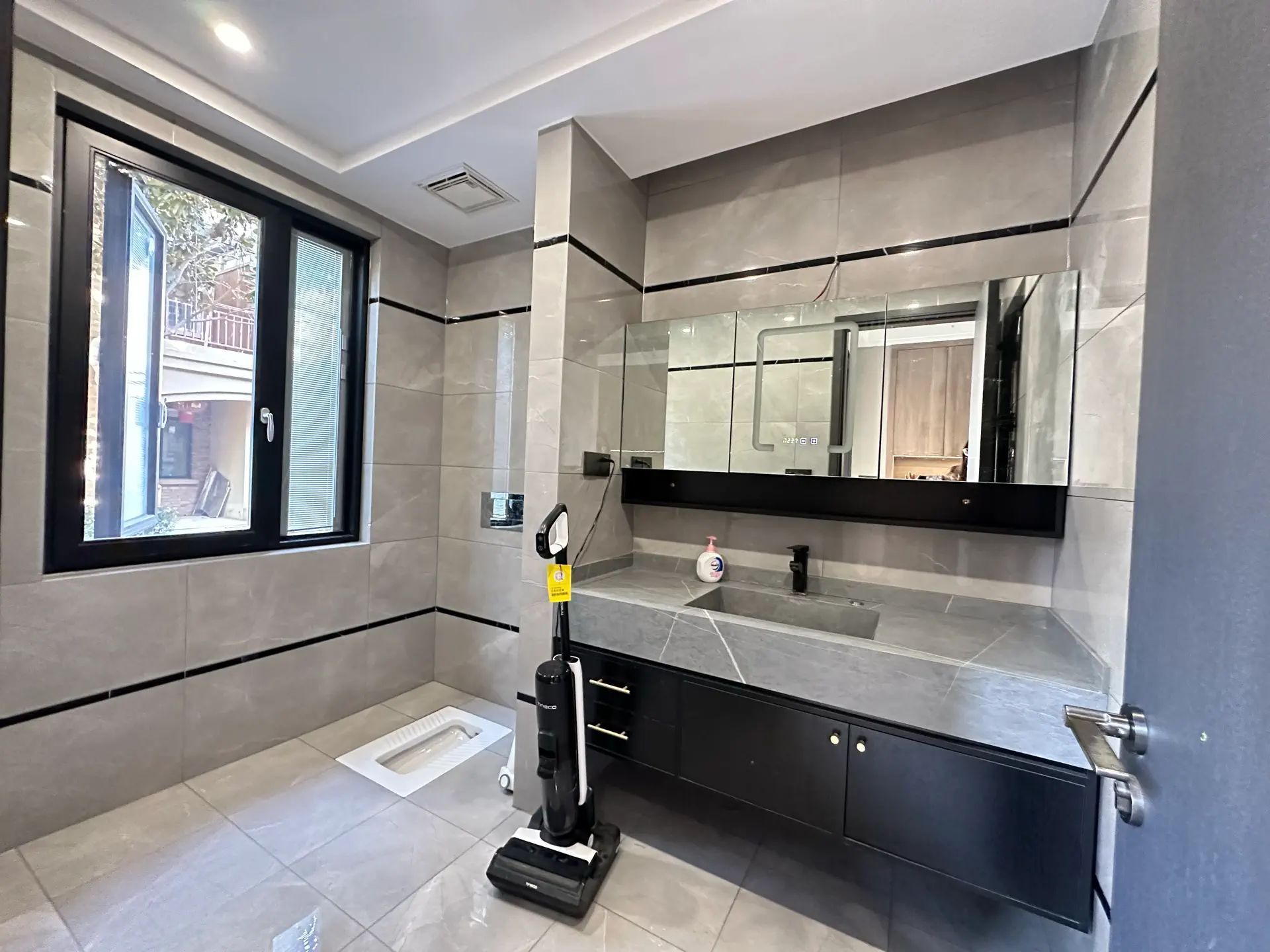 亏本出，绿地，‬别墅，边‮带户‬大院子，成色新，拎包入住