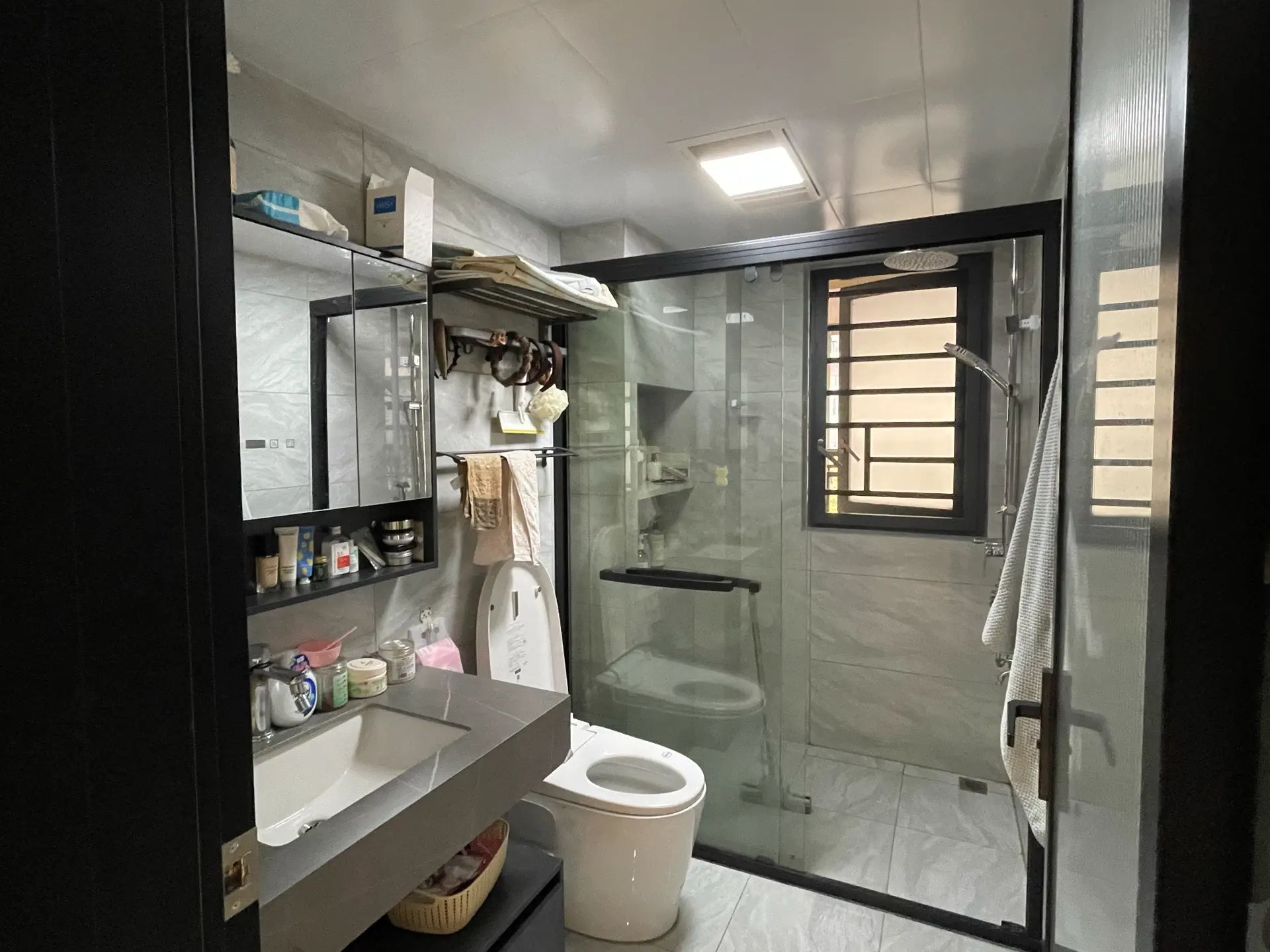 急售，城南，蓝天白云，全新精装三房两卫，证满二，