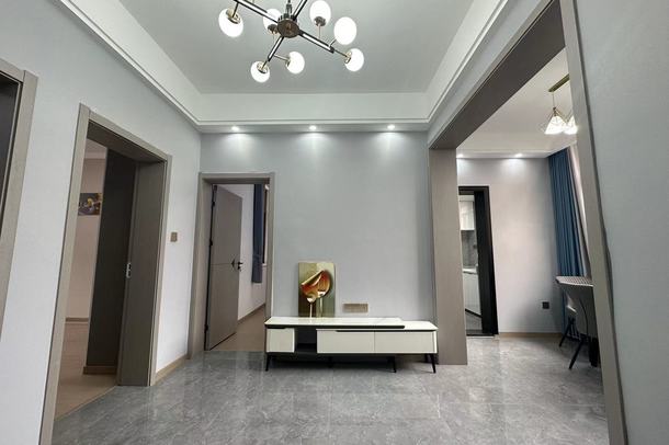 四中旁老一中宿舍全新装修三房有院子能停车，步梯四楼