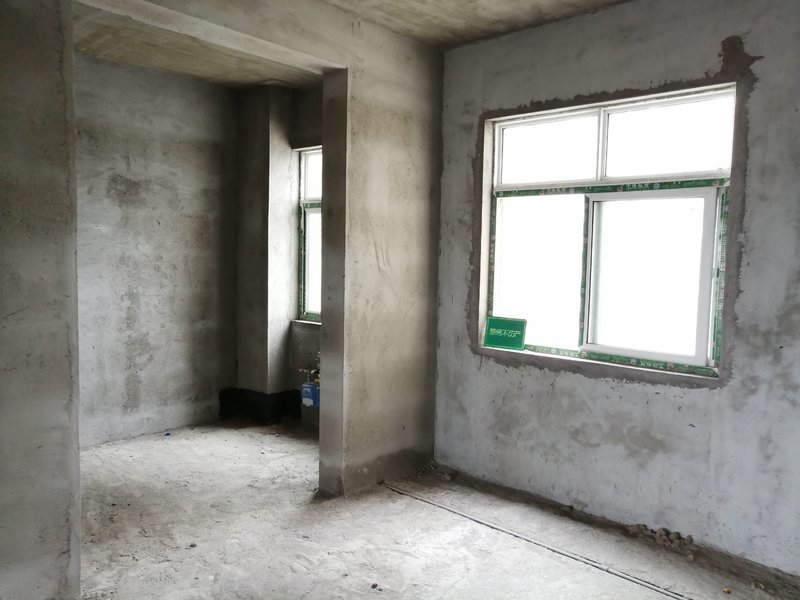 绿地华庭锦城毛坯四房南北通透证件满二看房方便