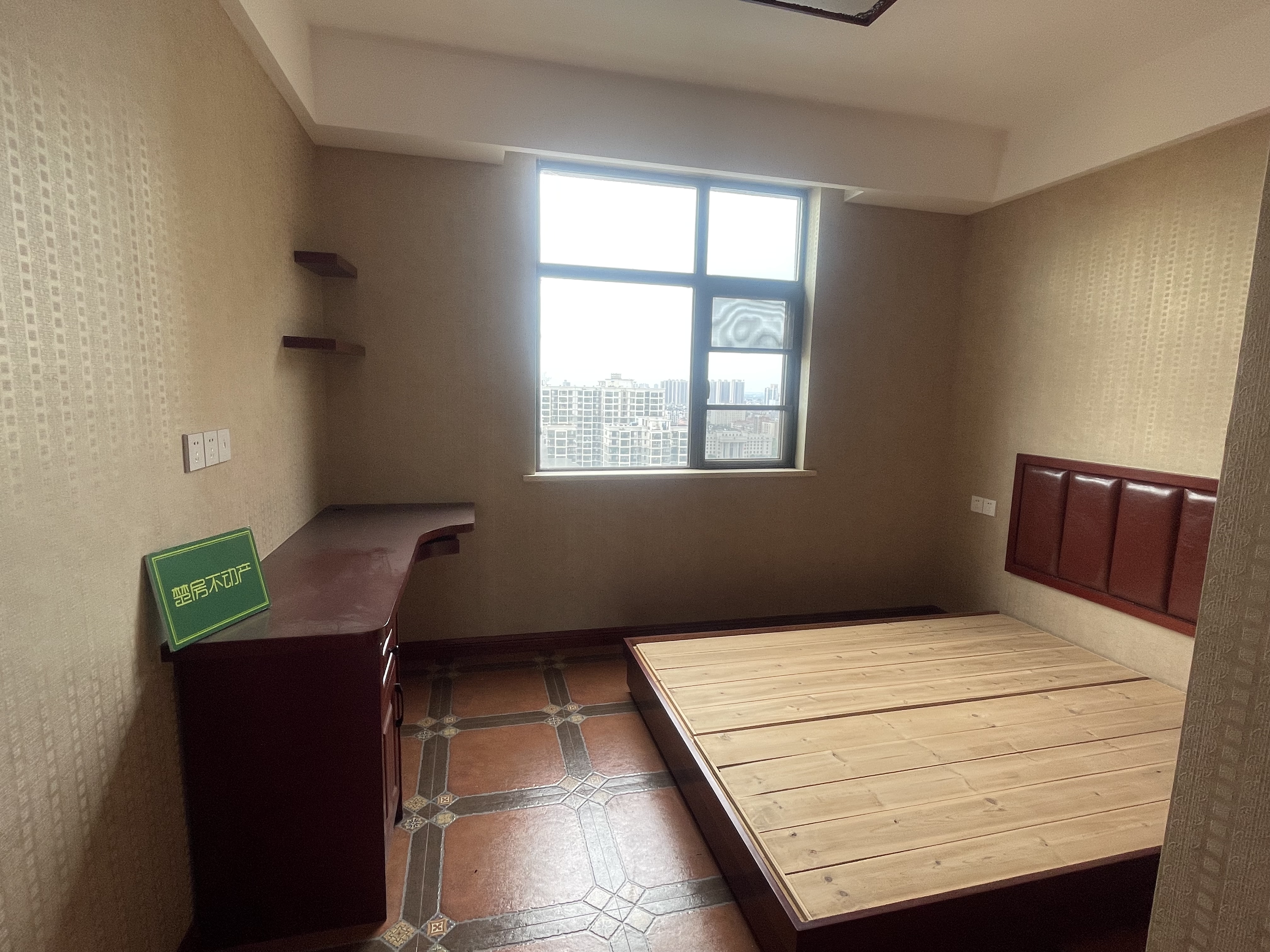 颐和公馆.菜场.大三房.实木装，中央空调.南北通透.满二