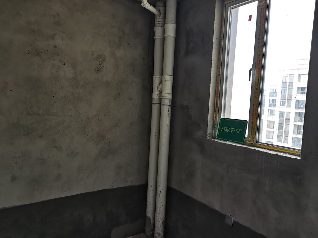 蓝天新城高档小区毛坯三房小区环境优雅诚意出售！