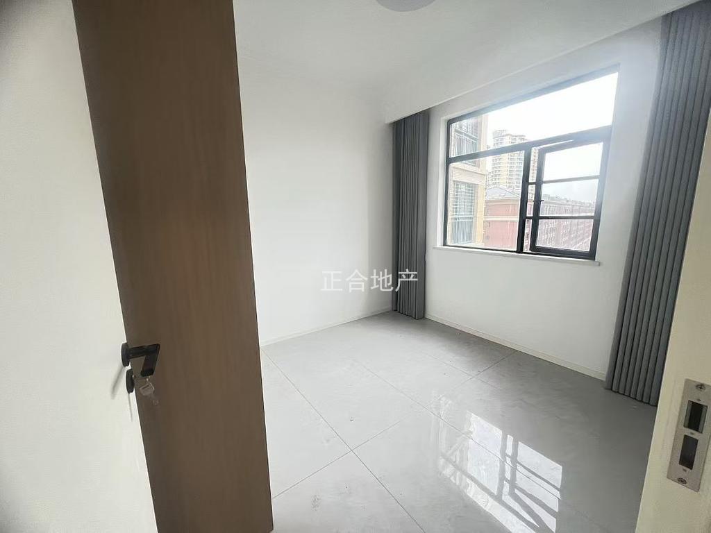 城南，新城壹号五期，一天未住，精装三房两卫，好楼层，三开间朝南