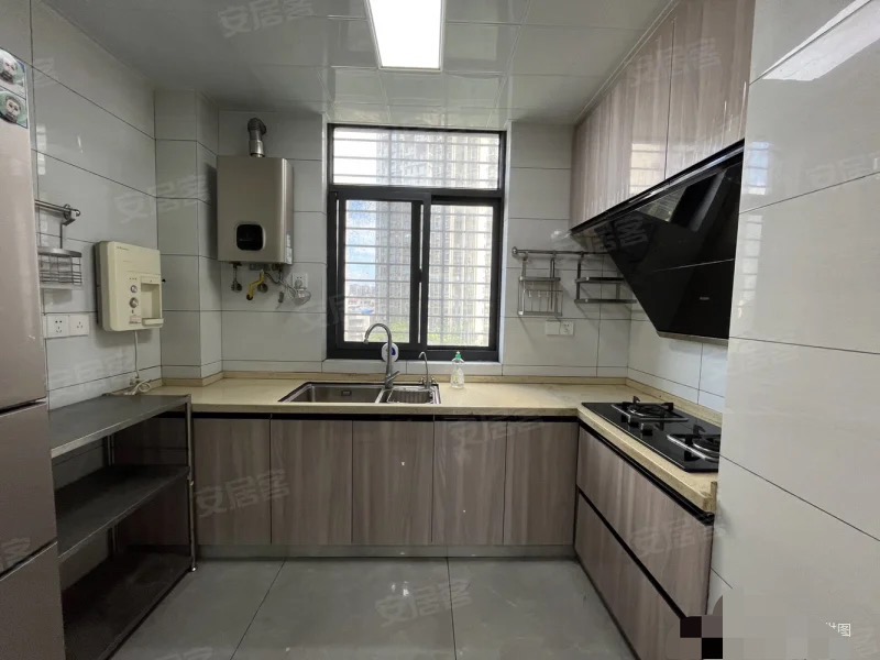 108，亏本急售，康湾一品，精装大4房，家装齐全，送一个地下车位，老证。