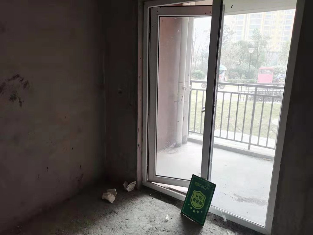 满庭春毛坯一楼三室两卫带院子看房方便房东诚意出售