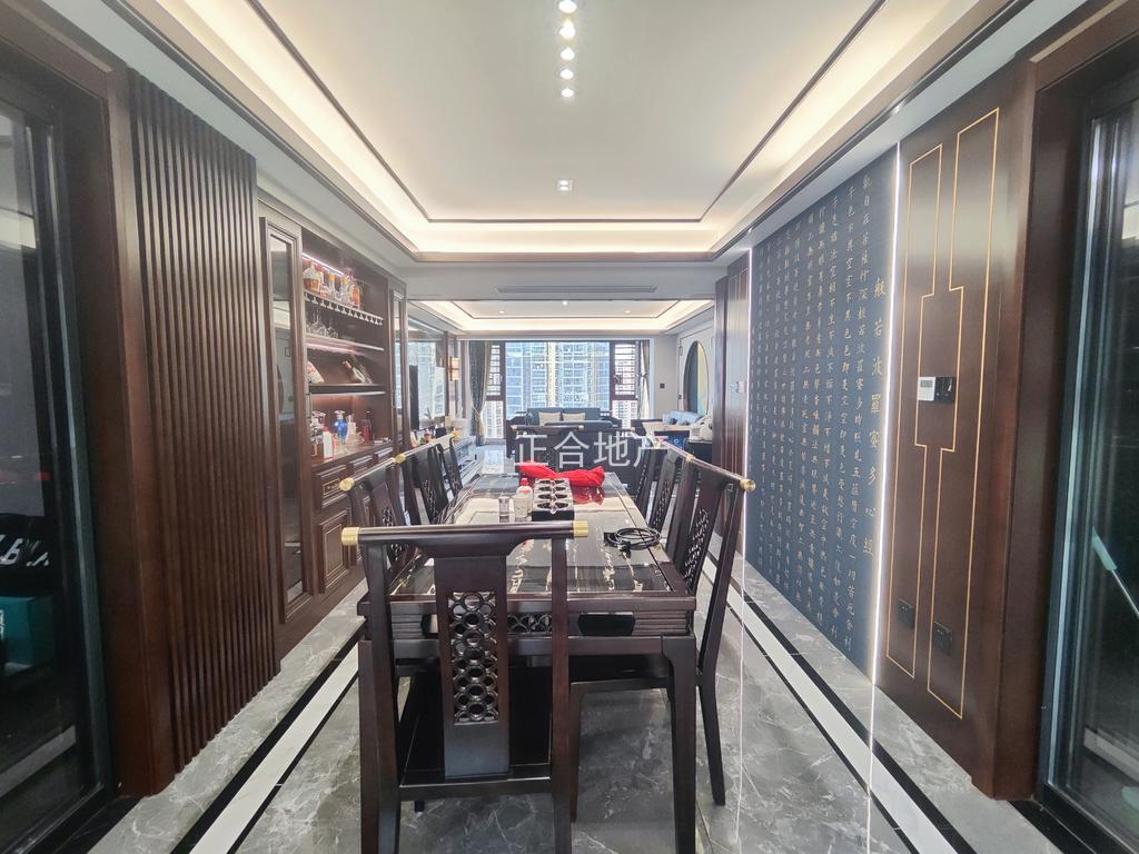 城南，森林国际，大平层，全屋豪装，装修都花了100万，电梯中层，诚心急售，送两个车位