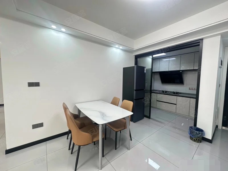 268？吾悦广场旁，蓝天新城，全新装修，精装3房，送地下车位，中间好楼层，证满两年