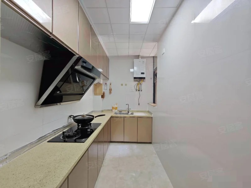 老三中旁，康湾一品，精装三房，单价5千多点，电梯中层，成色新