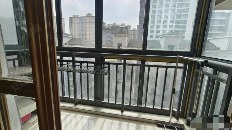 城南，江汉星城，电梯小高层7楼.，南北双阳台，精装三房，总价50万，带一个储藏间，