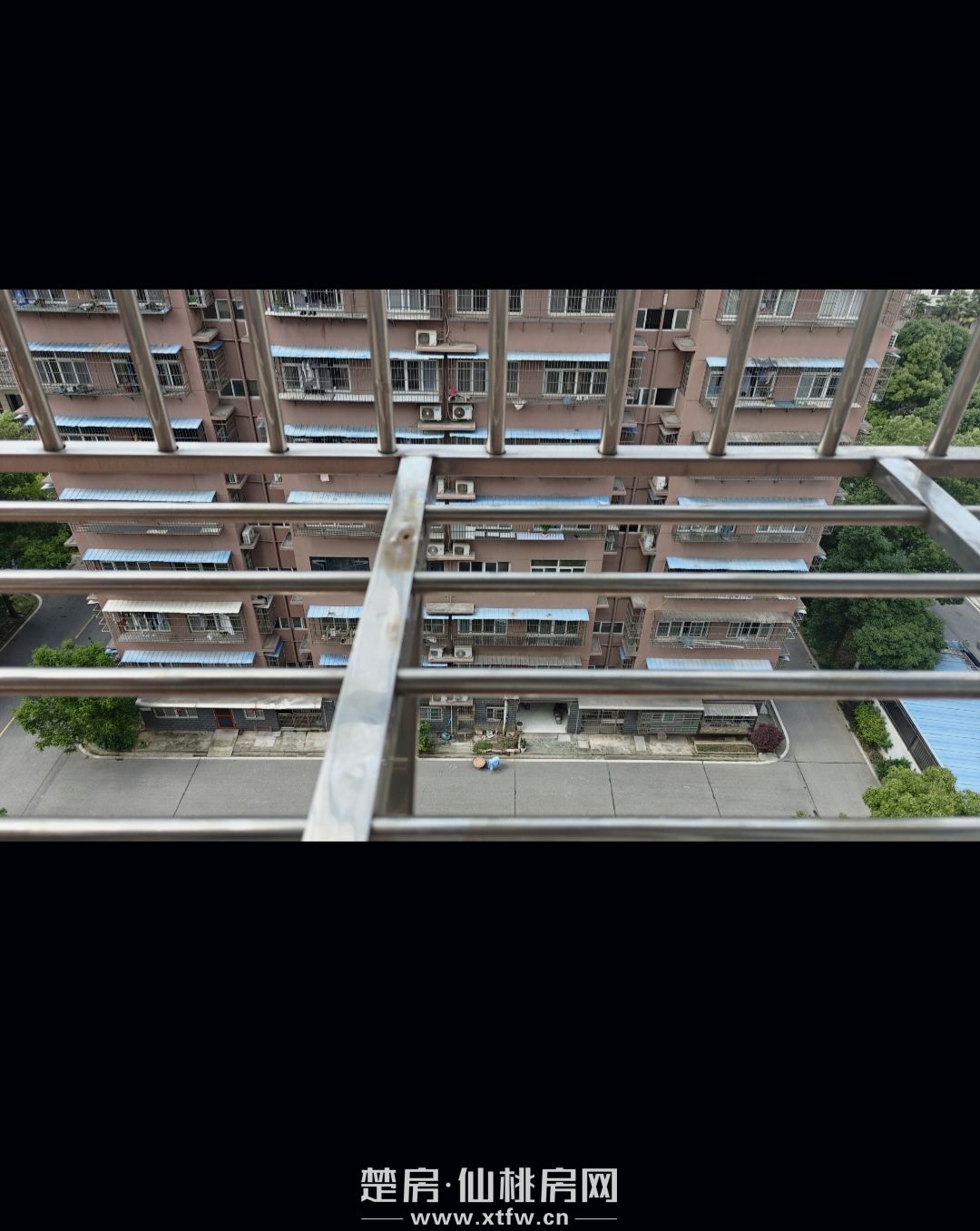 公路小区两室一厅电梯房诚心卖南北通透采光好有免费停车位和车库欢迎看房!