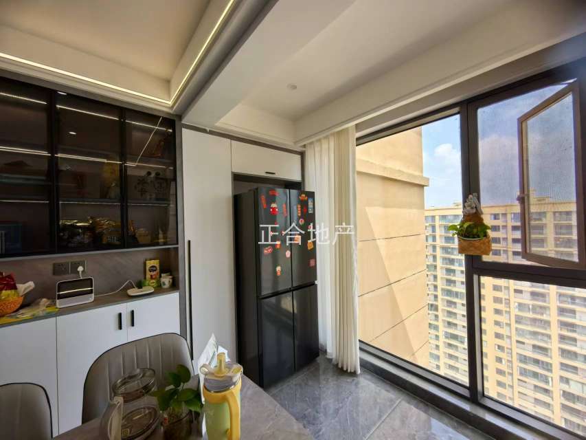 业主诚心出售，城南，新沔中旁，全新精装三房，单价4600，送车位，边户双阳台