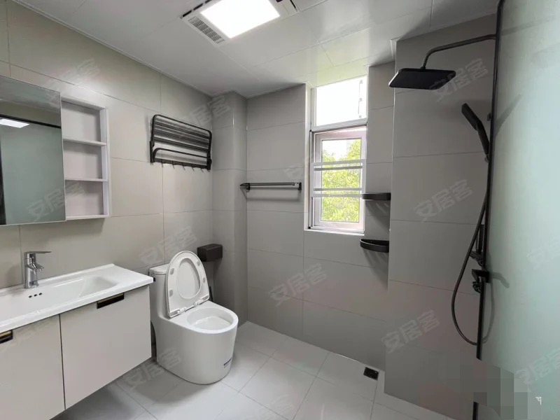 降价了，诚心出售，风和日丽，带车位，精装四房，南北双阳台，采光好