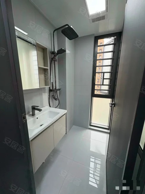 急售，城西，锦绣江山，中间好楼层，全新装修，证满二