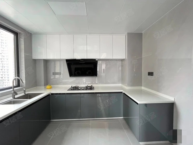 城南，吾悦广场旁，金台花园，电梯10楼，全新精装三房两卫