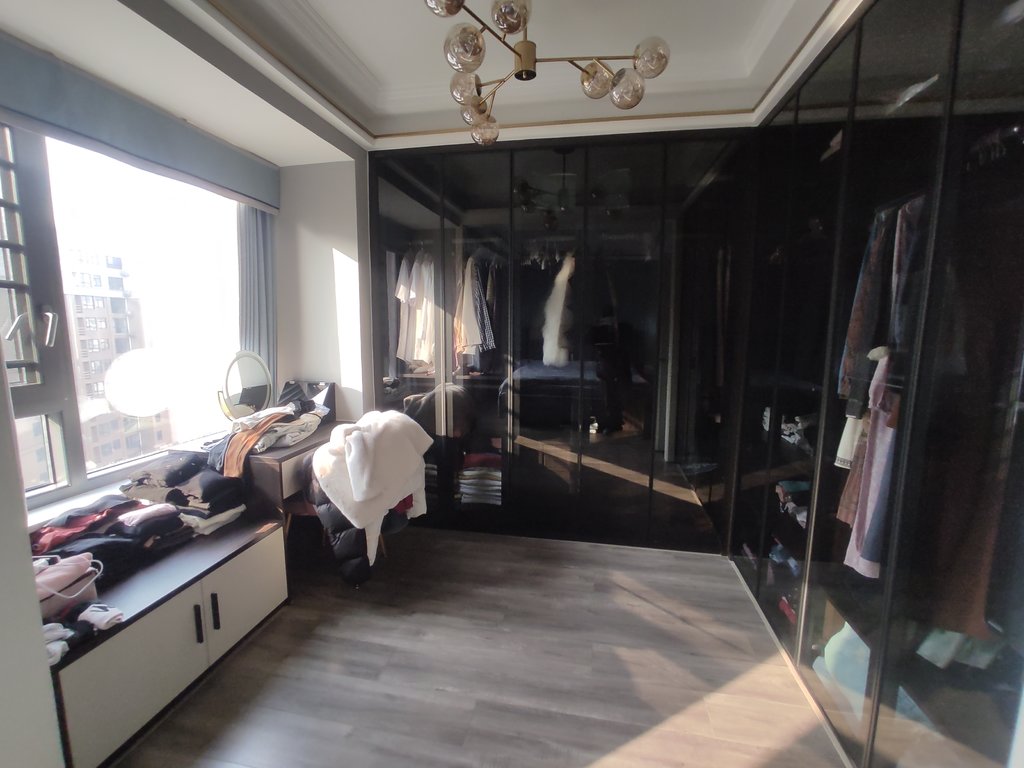 沔阳公馆.全屋中央空调全屋暖气片.房子9点9成新.房子是三房改成了两房.