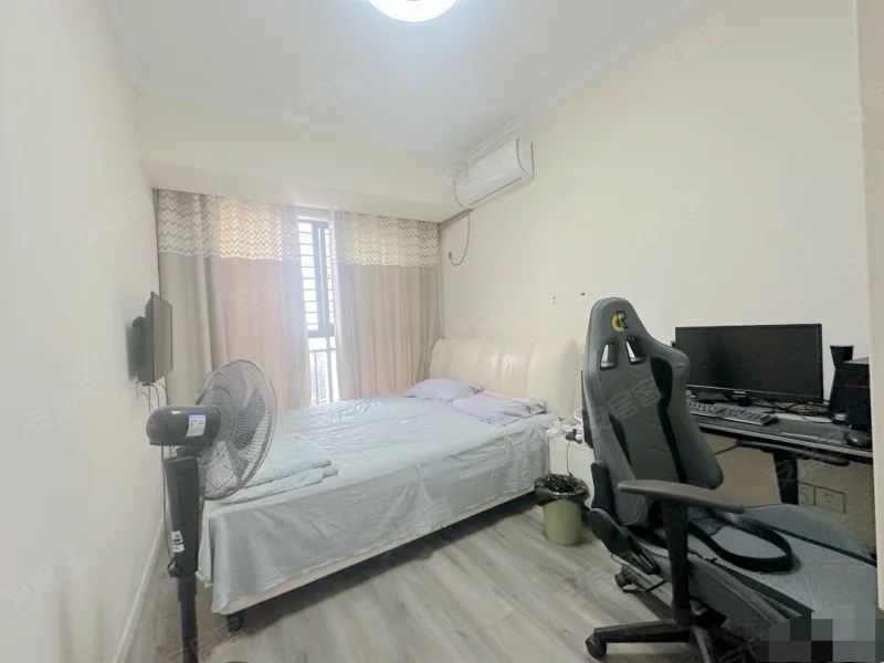 新妇幼对面，鸿昇现代城，精装四房，全屋品牌家具，南北通透，户型方正，采光好