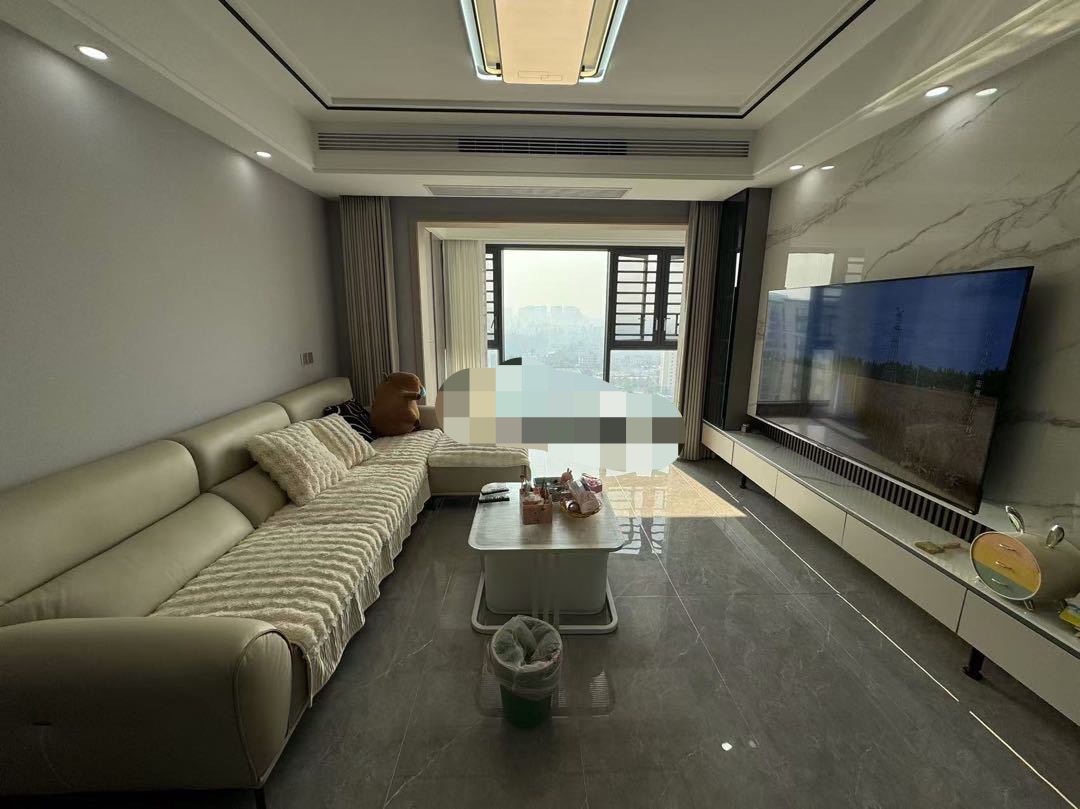 城西居住楼盘，精装三房两卫，大阳台装修9.9陈新，拎包入住证件满两年，