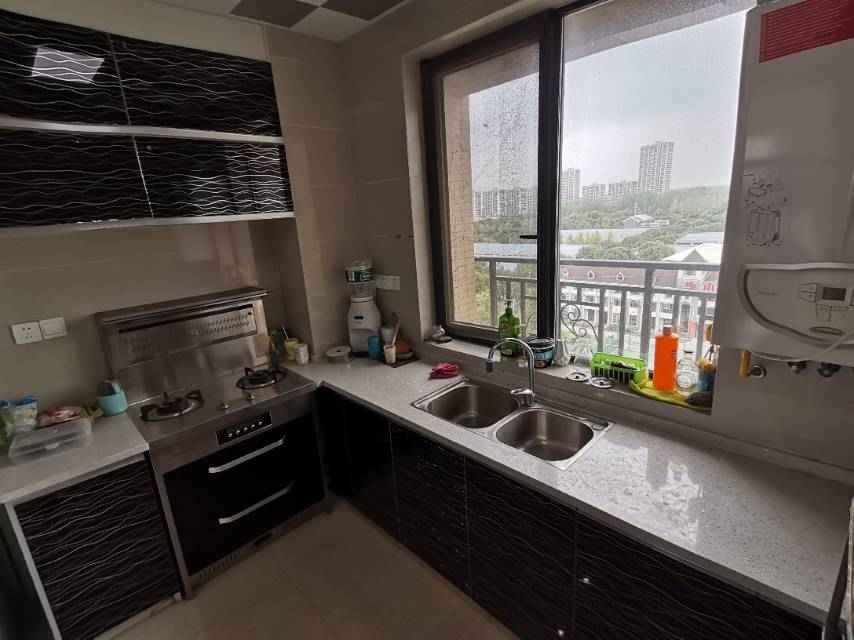 急售…绿地华庭天然氧吧，上下分层两户进出，产权面积254平米，使用面积315平米。