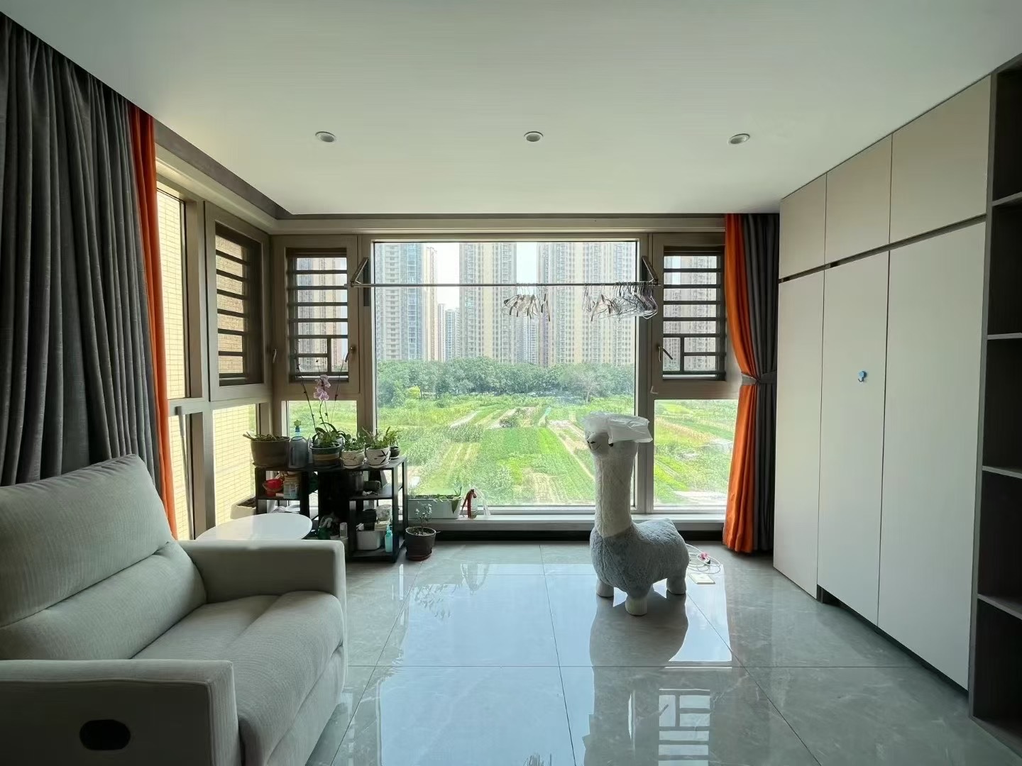 捡漏，城南新城壹号五期，小高层，两梯三户，精装3房2卫边户，单价5400+，9成新，房东诚心出售，