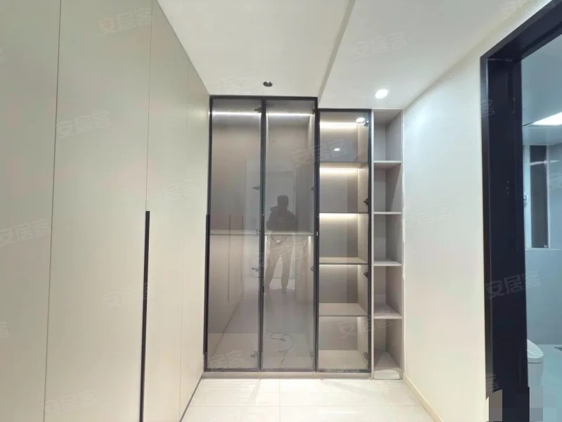 城南，大平层，蓝天白云，精装三房两厅两卫，全新装修，看湖景！带车位！