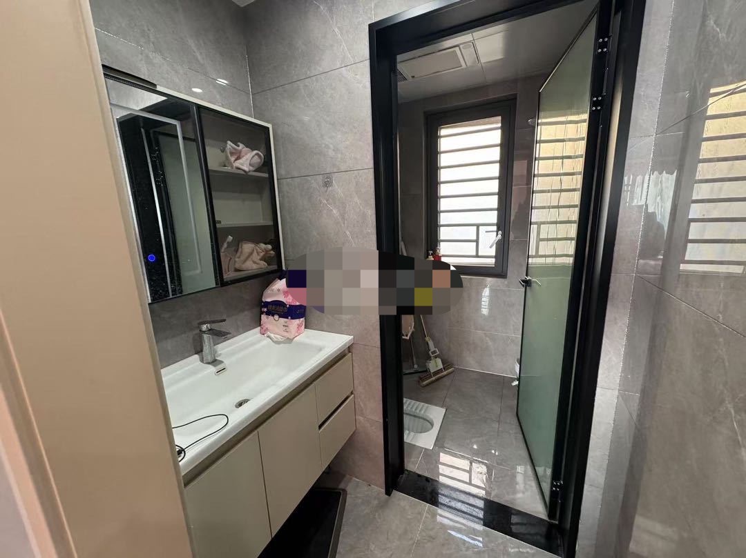 城西居住楼盘，精装三房两卫，大阳台装修9.9陈新，拎包入住证件满两年，