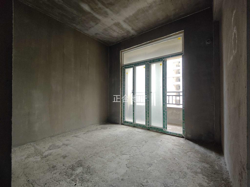 城南，新三中旁，元泰未来城，超大转角阳台，大平层，单价4800，送车位一梯一户,