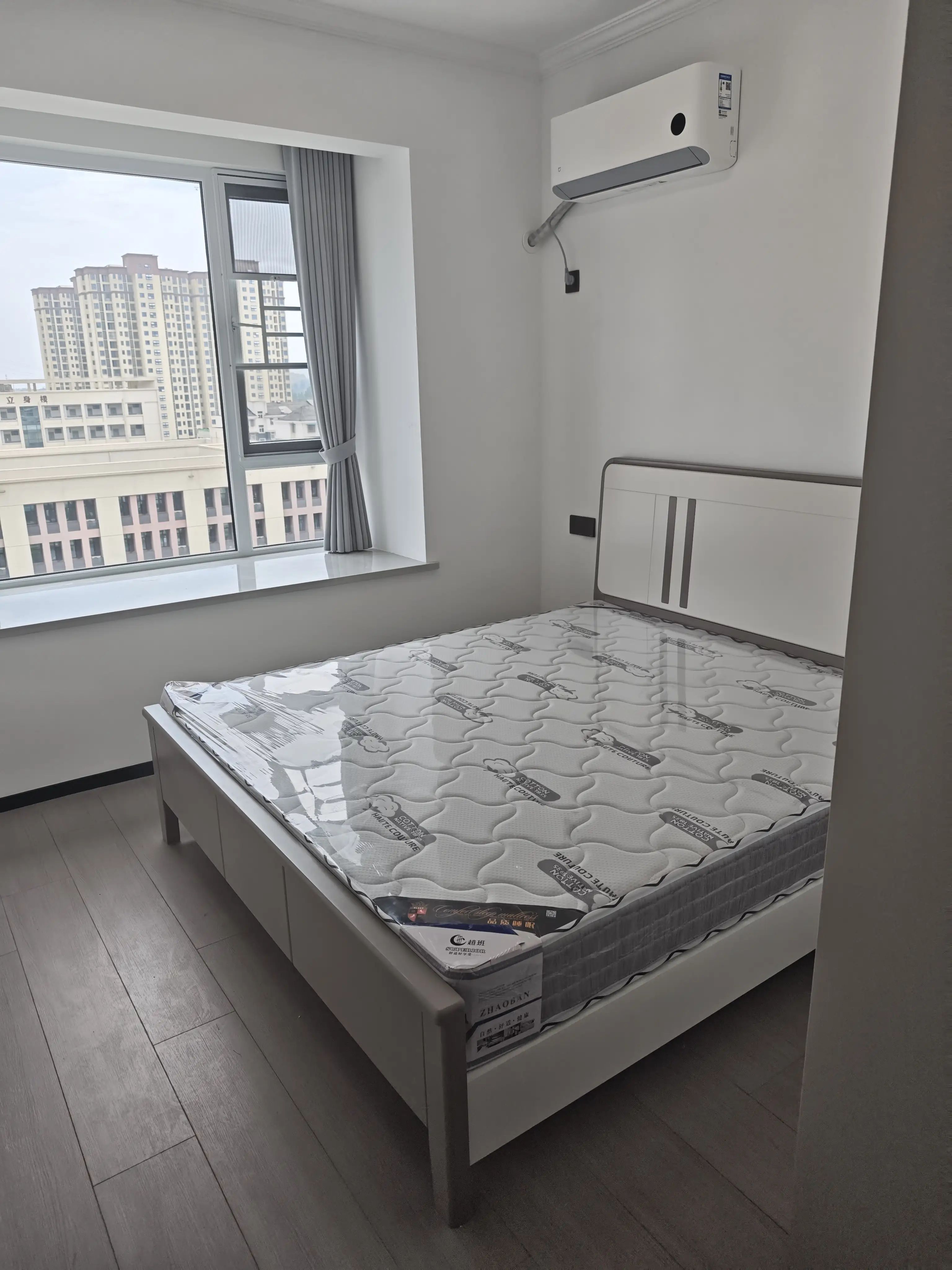 降价了，捡漏，风和日丽，精装三房两卫，单价4675，好楼层，阳台外就是三中